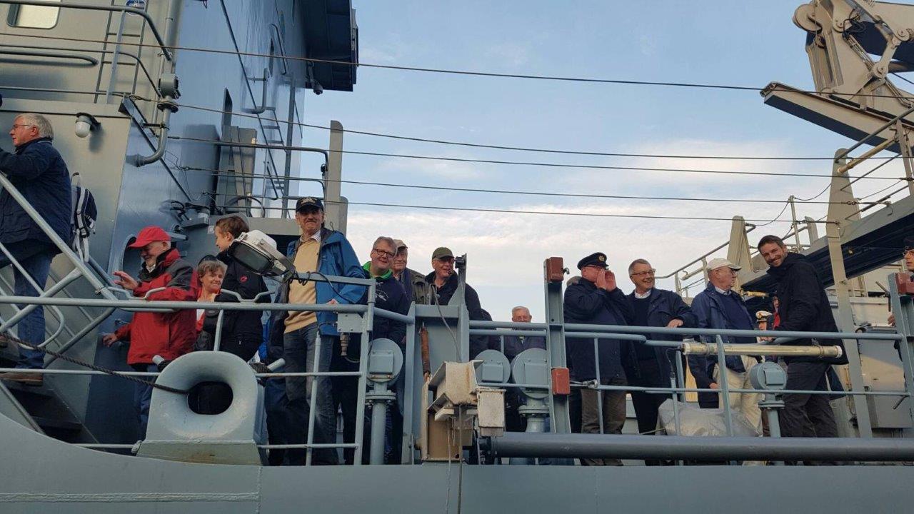 Mitglieder der REUNION Marine zu Gast an Bord des Tenders DONAU. Foto: J. May