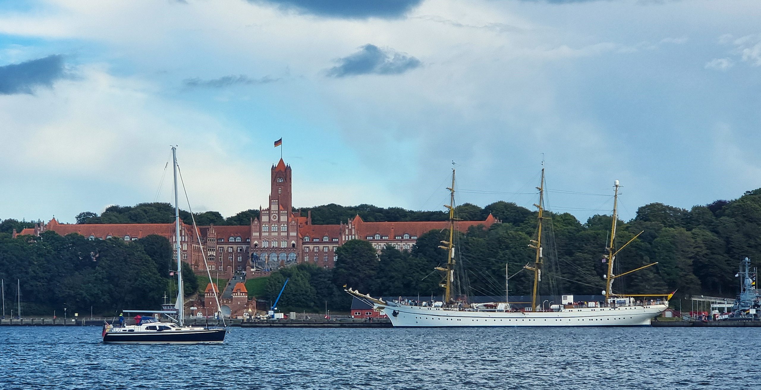 Flensburg, Marineschule Mürwik mit der GORCH FOCK und der PEGNITZ an der Blücher-Brücke, 14. September 2025. Foto: May-Barg.