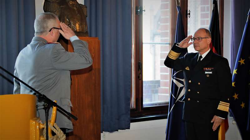Der Generalinspekteur der Bundeswehr, General Eberhard Zorn, übergibt das Kommando über die Marine an Vizeadmiral Jan Christian Kaack. Foto: BW/ Kröncke.