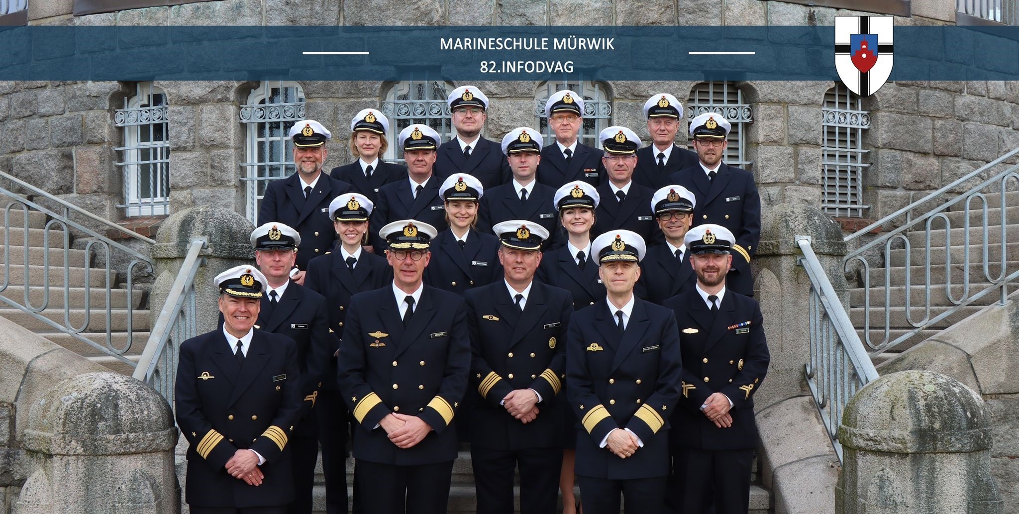 Marineschule Mürwik, Freitreppe: Crewfoto der 82. InfoDVag mit Organisationsteam der MSM sowie den Admiralen Müller-Meinhard und Nemeyer. Foto: 82. InfoDVag.