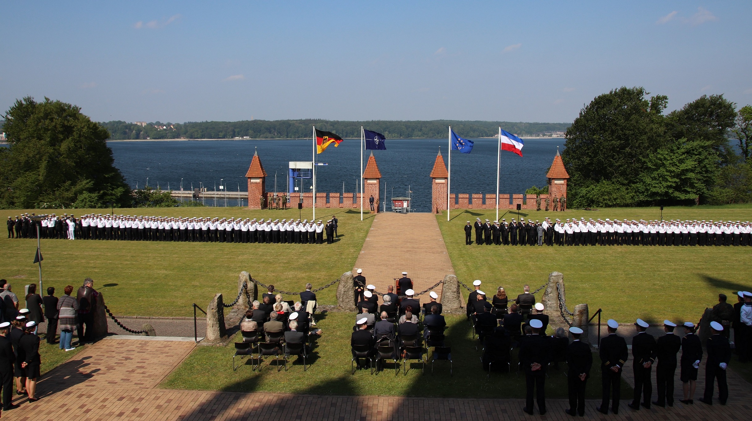 Marineschule Mürwik, 24. Mai 2019: Die angetretenen Crewmitglieder der Crew VII/2018 sowie Gäste ihrer Lehrgangsabschlussveranstaltung. Foto: FMZ, MSM.