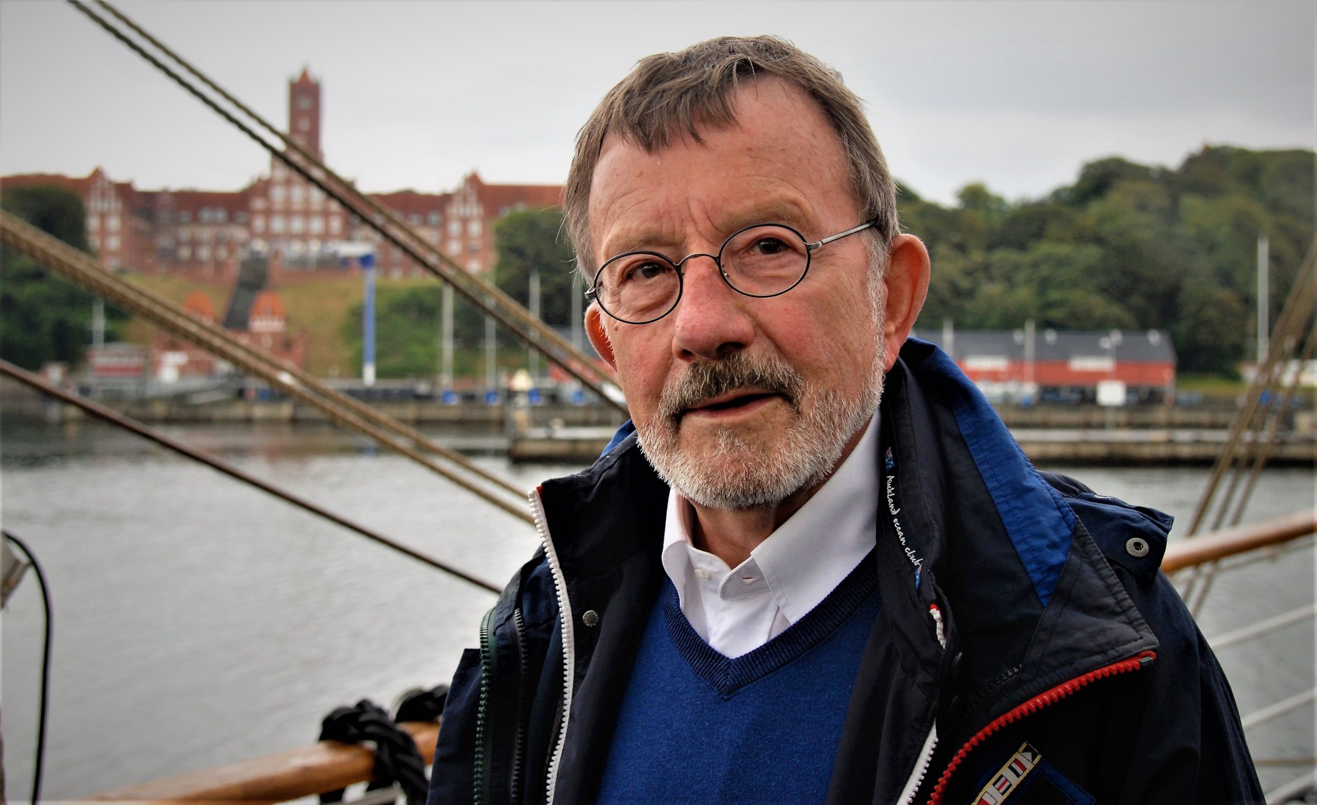 Dipl. Ing. Volker Stein glücklich an Deck der GORCH FOCK, im Hintergrund die Marineschule Mürwik, 27. Juli 2015. Foto: May-Barg.